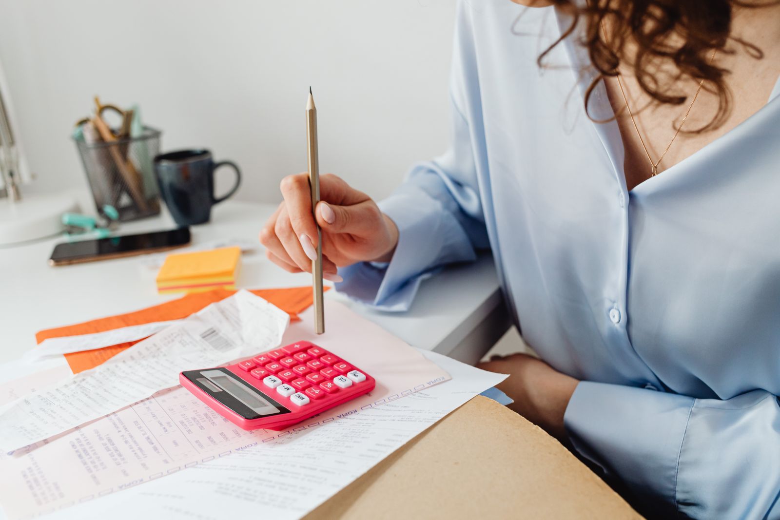 Classeur de semestre avec feuillets de budget et calculatrice, formation longue durée